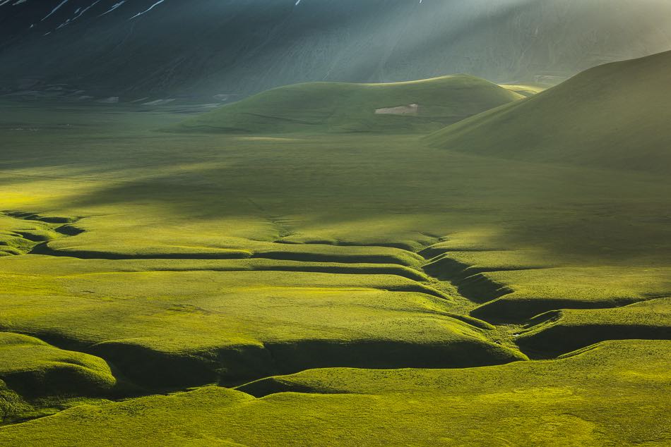 Maurizio Biancarelli | Luce misteriosa su Piano Grande e Fosso Mergani in primavera, Parco Nazionale dei Monti Sibillini