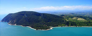 il promontorio del Monte Conero visto dal mare