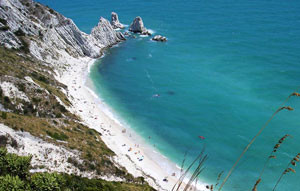 la spiaggia delle Due Sorelle del Monte Conero